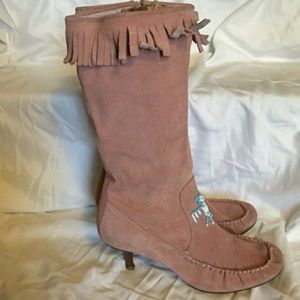 Also pink suede boots